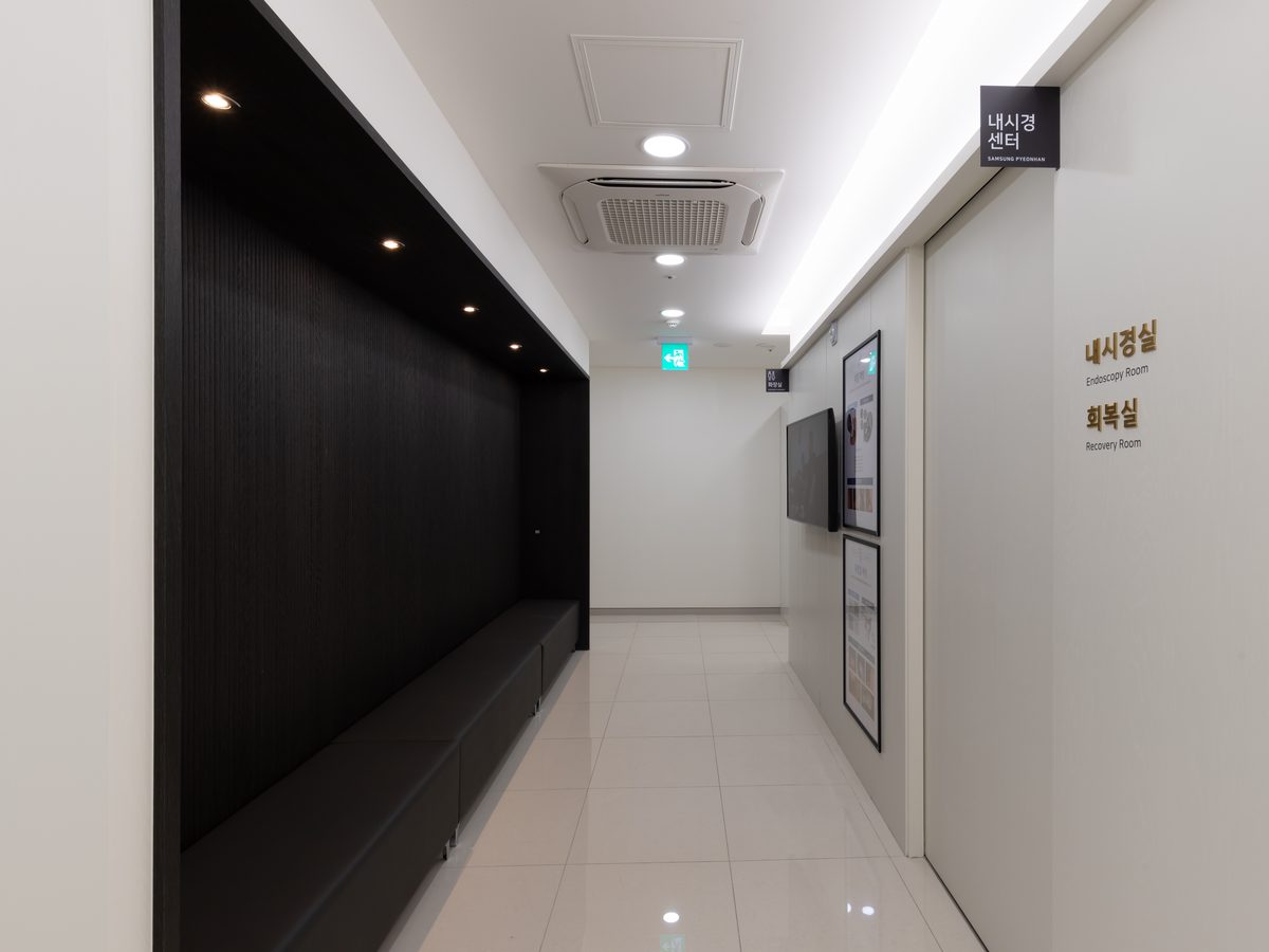 내시경센터 입구와 회복실 안내